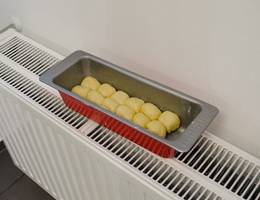 <p>Nochmals an einem warmen Ort gehen lassen.</p> <p>Nochmals an einem warmen Ort gehen lassen.</p>