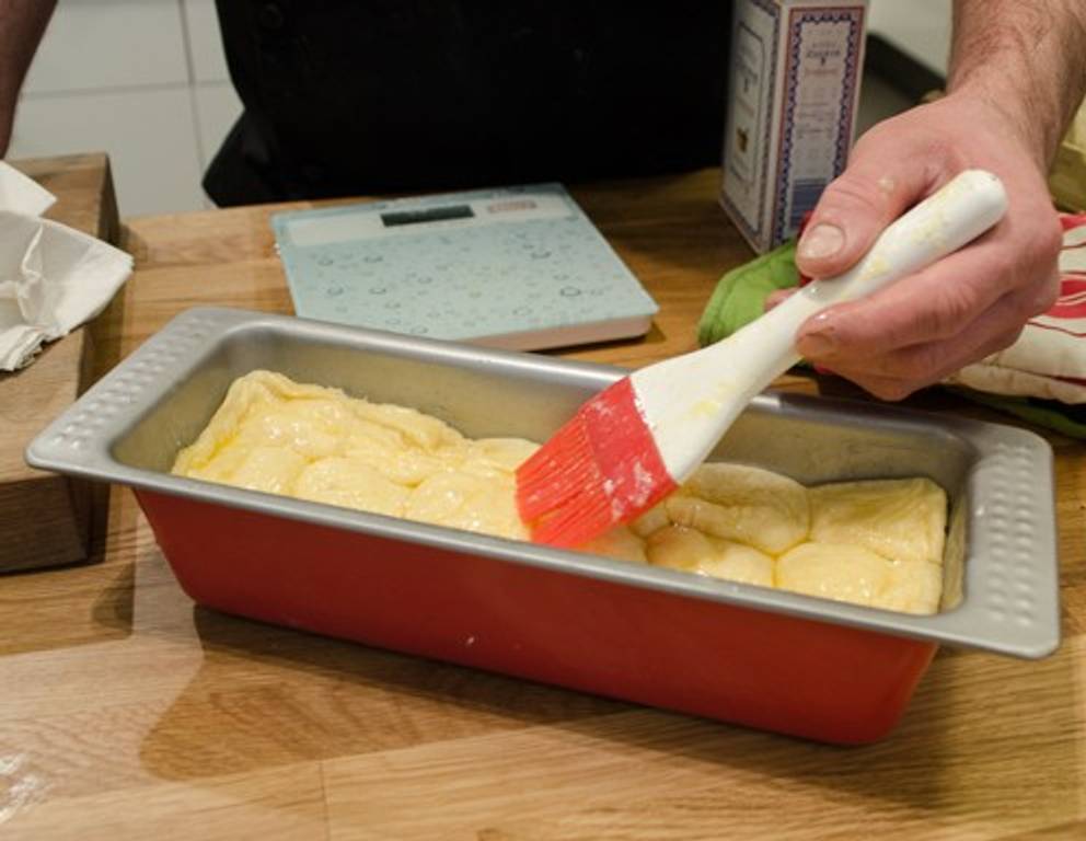 <p>Die Buchteln mit flüssiger Butter bestreichen.</p> <p>Die Buchteln mit flüssiger Butter bestreichen.</p>