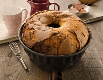 Anstechen von Kuchen Anstechen von Kuchen