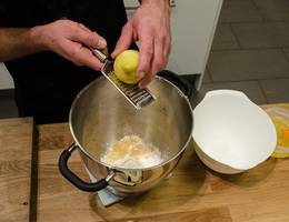 <p>Die Zitronenzesten abreiben.</p> <p>Die Zitronenzesten abreiben.</p>