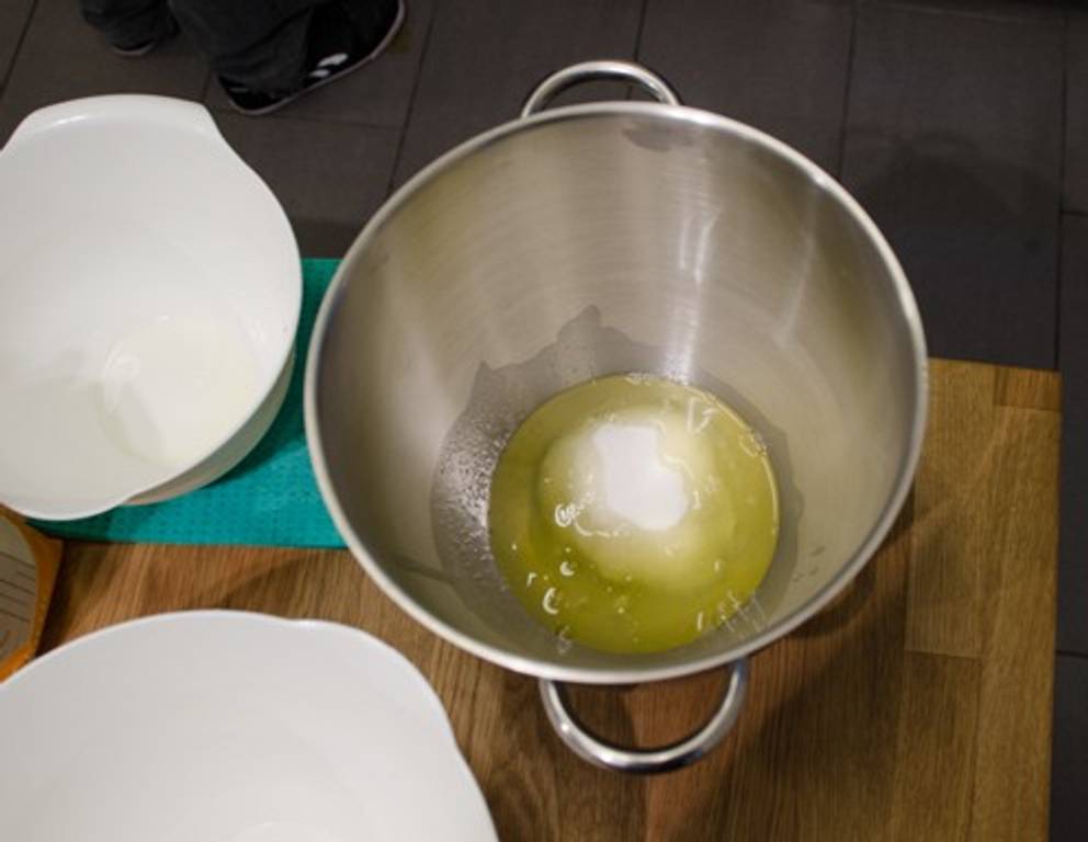 <p>Den Eischnee mit dem Kristallzucker steif schlagen.</p> <p>Den Eischnee mit dem Kristallzucker steif schlagen.</p>