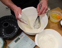 <p>Das Mehl mit dem Backpulver versieben.</p> <p>Das Mehl mit dem Backpulver versieben.</p>