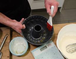 <p>Die Form ausfetten.</p> <p>Die Form ausfetten.</p>