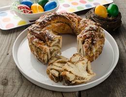 Osterkranz aus Germteig mit Nussfülle Osterkranz aus Germteig mit Nussfülle