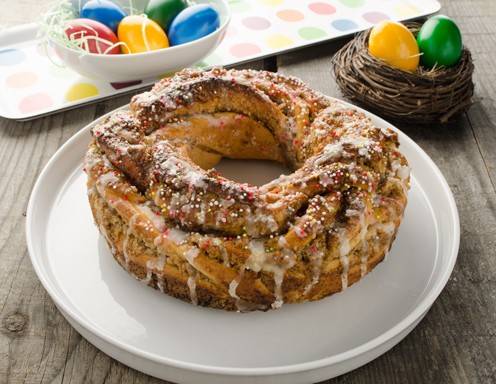 Osterkranz aus Germteig mit Nussfülle Rezept