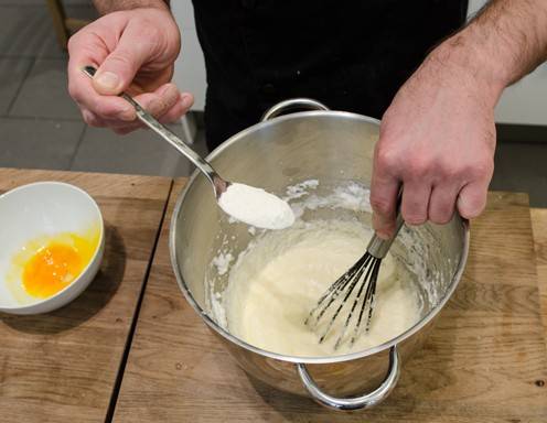 <p>Salzburger Nockerln Rezept Schritt 2 - Geben Sie das Mehl zu dem Eischnee hinzu.</p>