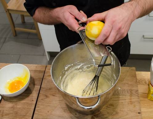 <p>Salzburger Nockerln Rezept Schritt 3 - Geben Sie die Orangen- bzw. Zitronenzesten hinzu.</p>