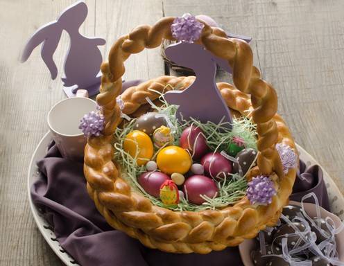 Befestigen Sie alle Teile mit Zuckerguss und fertig ist der Osterkorb.