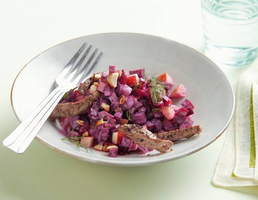 Rote-Rübensalat mit Apfel und Rindsfilet Rote-Rübensalat mit Apfel und Rindsfilet