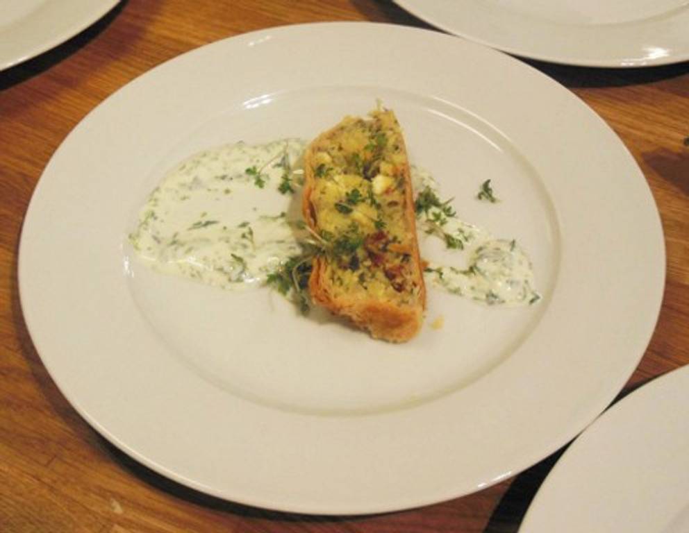 Kartoffelstrudel mit Kräuter-Joghurt-Dip Kartoffelstrudel mit Kräuter-Joghurt-Dip