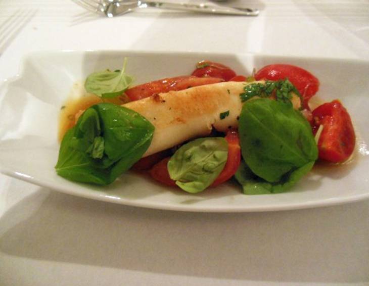 Paradeiser-Brotsalat mit gebratenem Pulpo Paradeiser-Brotsalat mit gebratenem Pulpo