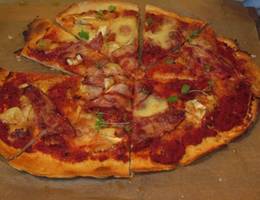 Pizza mit Pancetta und Brie Pizza mit Pancetta und Brie