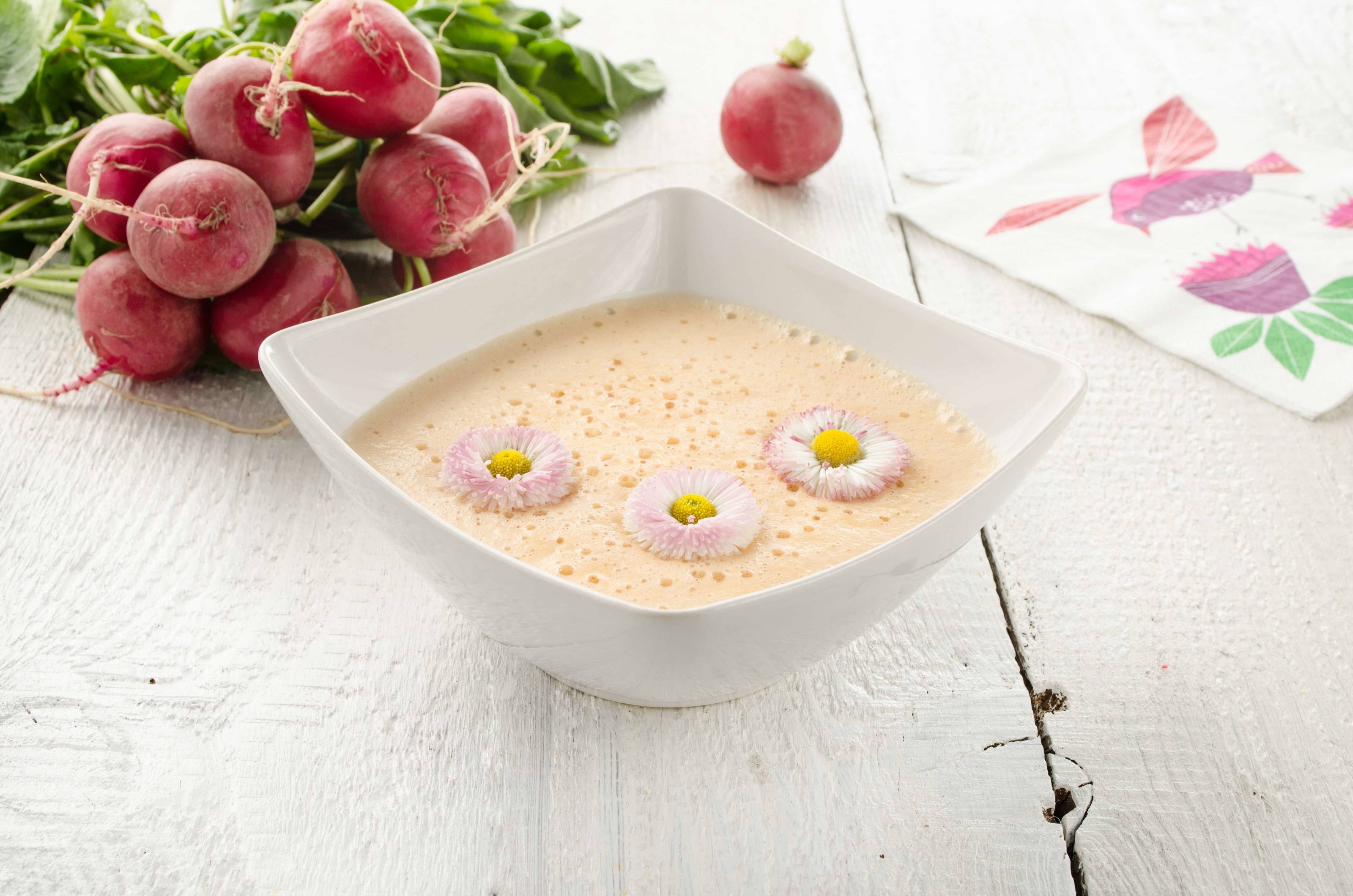 Radieschenblätter Suppe mit Gänseblümchen Rezept - ichkoche.at