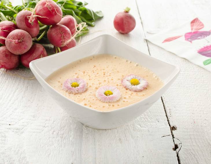 Radieschencremesuppe mit Frühlingsblümchen Radieschencremesuppe mit Frühlingsblümchen