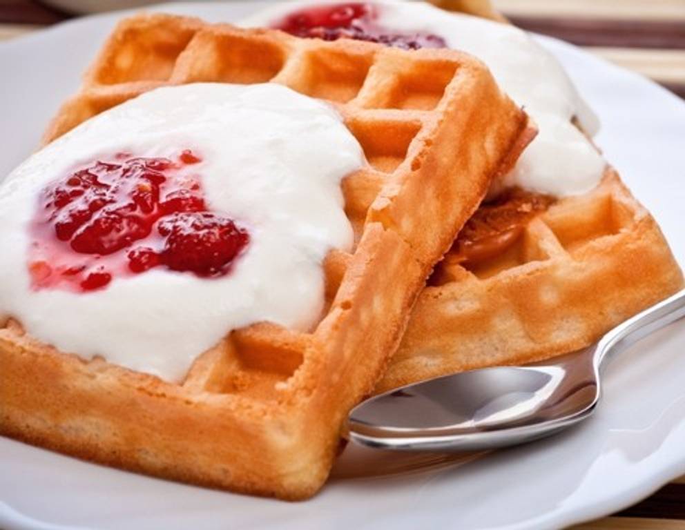 Haselnusswaffeln mit Ahornsirup und Preiselbeerobers Haselnusswaffeln mit Ahornsirup und Preiselbeerobers