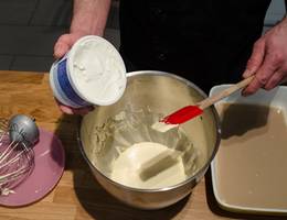 Schritt 2: Mascarpone löffelweise einrühren. Schritt 2: Mascarpone löffelweise einrühren.