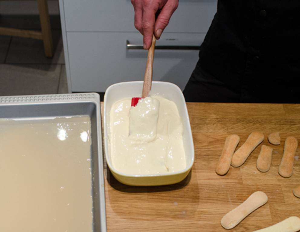Schritt 5: Die Creme glattstreichen. Schritt 5: Die Creme glattstreichen.