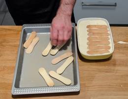 Schritt 6: Die zweite Hälfte in Espresso getunkte Biskotten darauf verteilen.  Schritt 6: Die zweite Hälfte in Espresso getunkte Biskotten darauf verteilen.