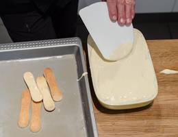 Schritt 7: Mit einer weiteren Schicht Mascarponecreme bedecken. Mehrere Stunden kühl stellen. Schritt 7: Mit einer weiteren Schicht Mascarponecreme bedecken. Mehrere Stunden kühl stellen.