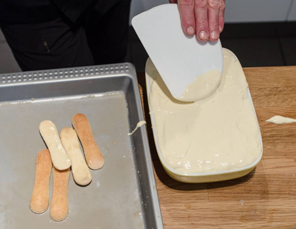 Schritt 7: Mit einer weiteren Schicht Mascarponecreme bedecken. Mehrere Stunden kühl stellen. Schritt 7: Mit einer weiteren Schicht Mascarponecreme bedecken. Mehrere Stunden kühl stellen.