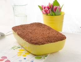 Schritt 8: Das Tiramisu vor dem Servieren mit Kakaopulver bestreuen. Schritt 8: Das Tiramisu vor dem Servieren mit Kakaopulver bestreuen.