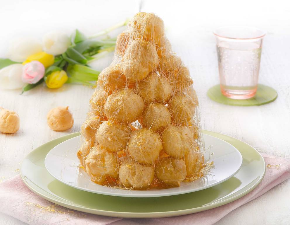 Croque-en-bouche (Brandteigpyramide) Croque-en-bouche (Brandteigpyramide)