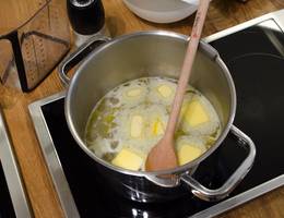 <p>Schritt 1: Das Wasser mit Salz und Butter aufkochen, bis die Butter geschmolzen ist.</p>