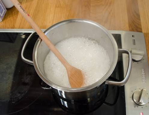 <p>Schritt 9: W&auml;hrend die Brandteigkrapferl backen, den Vanillepudding f&uuml;r die F&uuml;llung vorbereiten.</p>