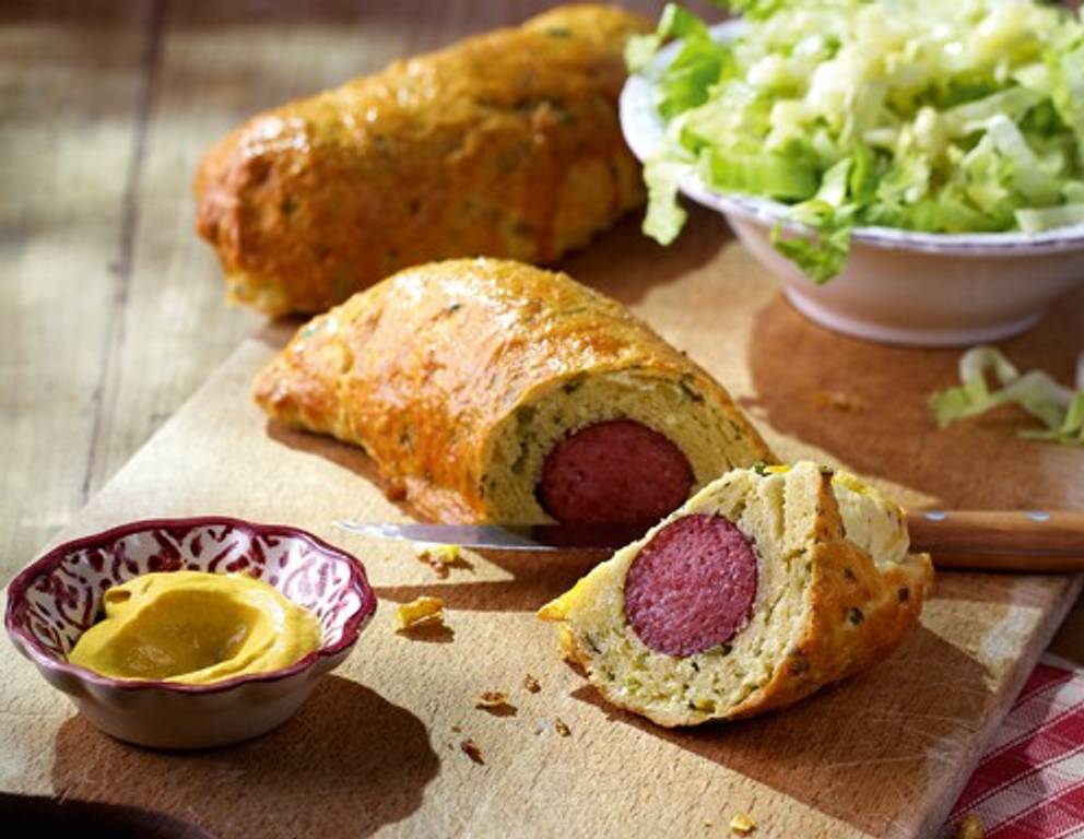 Wurst im Briochemantel mit Endiviensalat Wurst im Briochemantel mit Endiviensalat