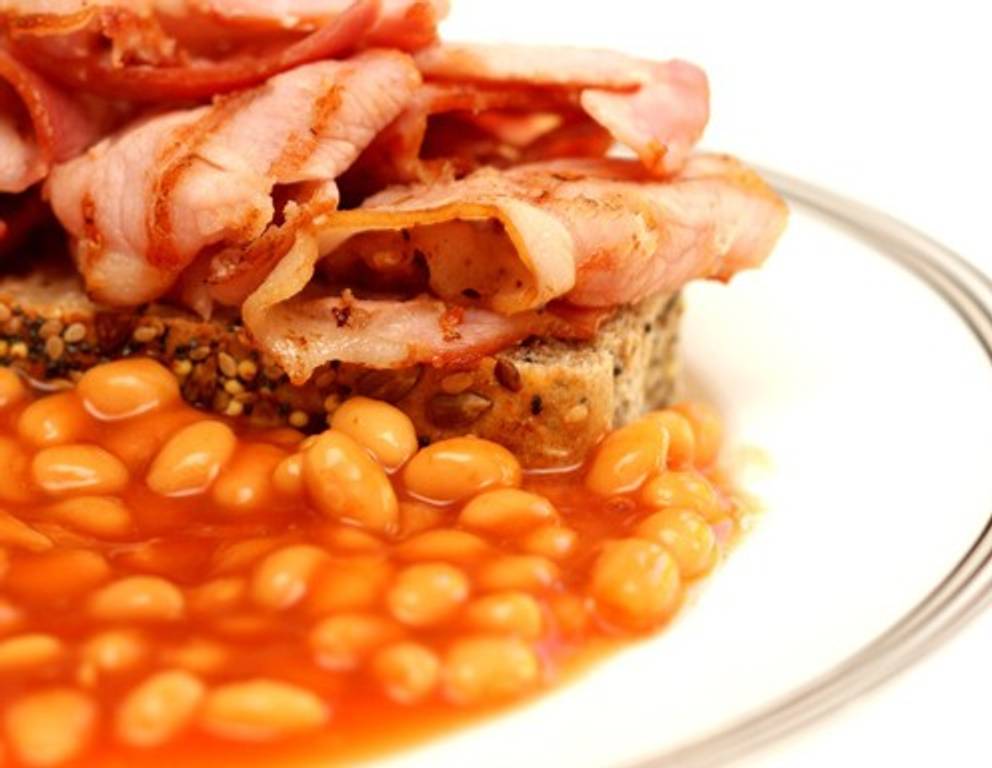 Schnelle Baked Beans mit knusprigem Speck Schnelle Baked Beans mit knusprigem Speck