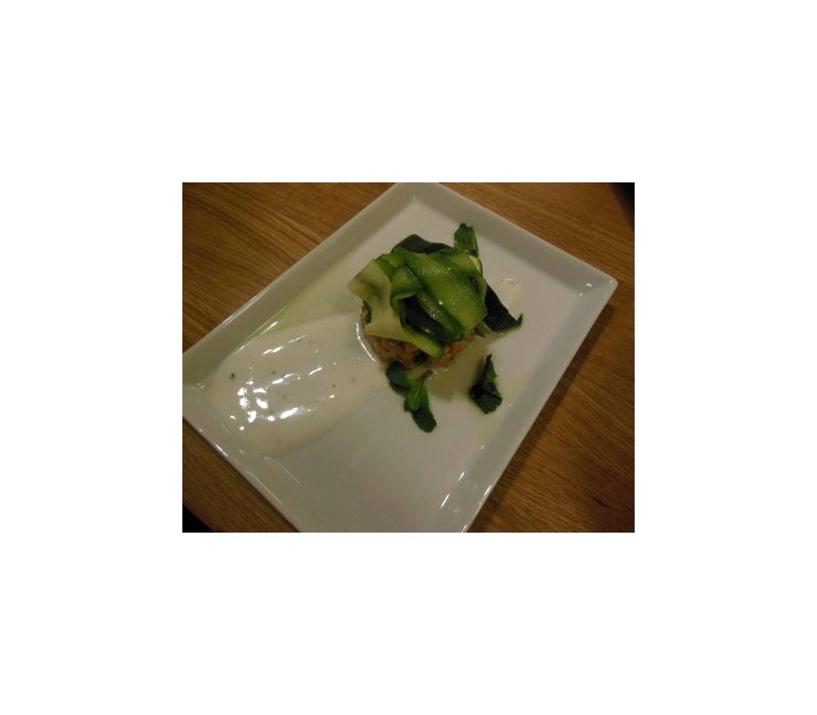 Geflämmtes Lachstartar auf Gurken-Zucchini-Salat