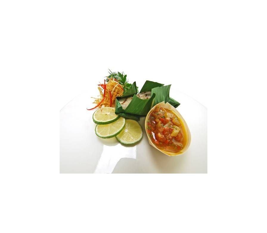 Fisch in Bananenblatt gedämpft mit Papaya-Chili Salat
