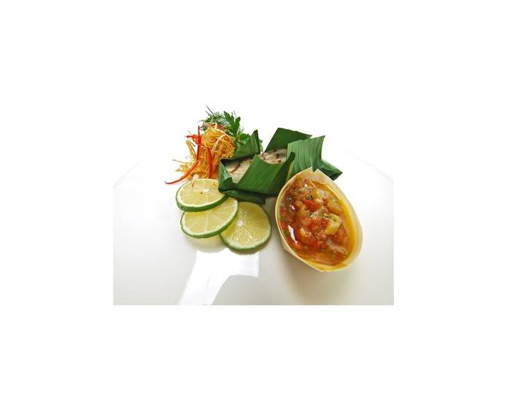 Fisch in Bananenblatt gedämpft mit Papaya-Chili-Salat Fisch in Bananenblatt gedämpft mit Papaya-Chili-Salat