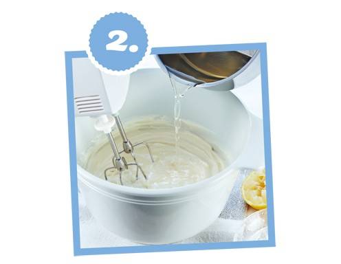 <p>Philadelphia, Joghurt und Zitronensaft glatt r&uuml;hren, gel&ouml;ste Gelatine und Zucker untermischen.</p>
<p>Statt Naturjoghurt passen auch Frucht-, Nuss- oder Vanillejoghurt. Und die Gelatine l&ouml;st sich auch in Kaffee, Fruchtsaft oder Fruchtp&uuml;ree.</p>