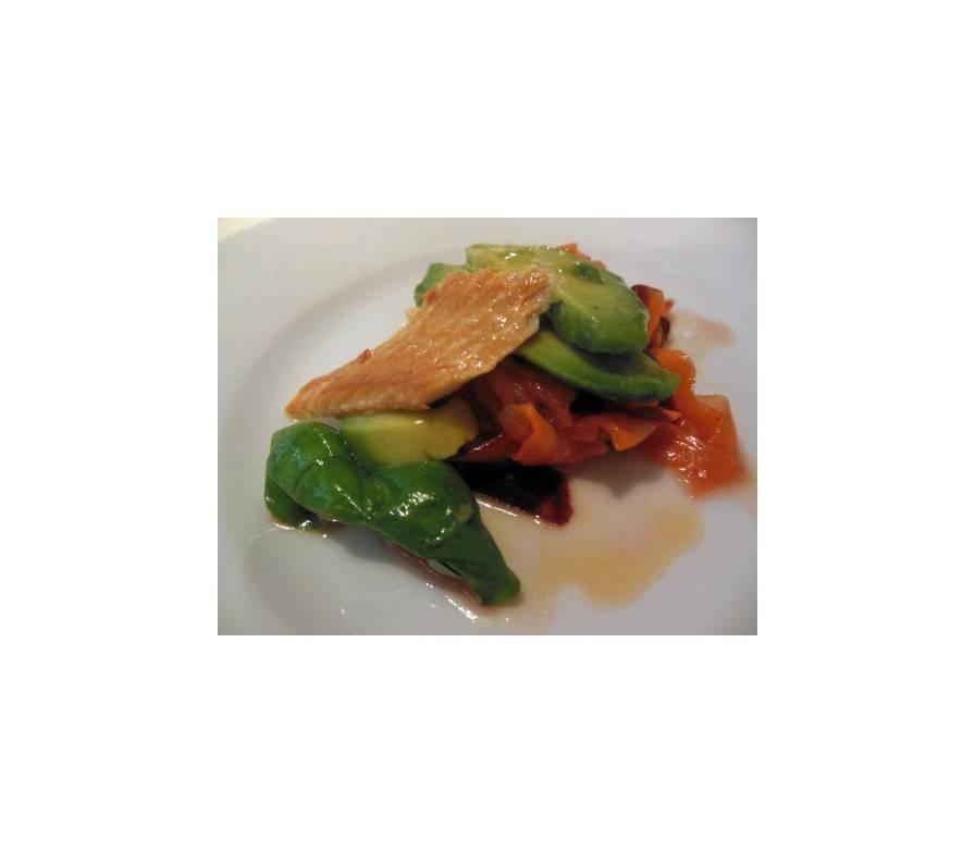 Geräucherte Forelle auf Avocado-Karotten-Salat