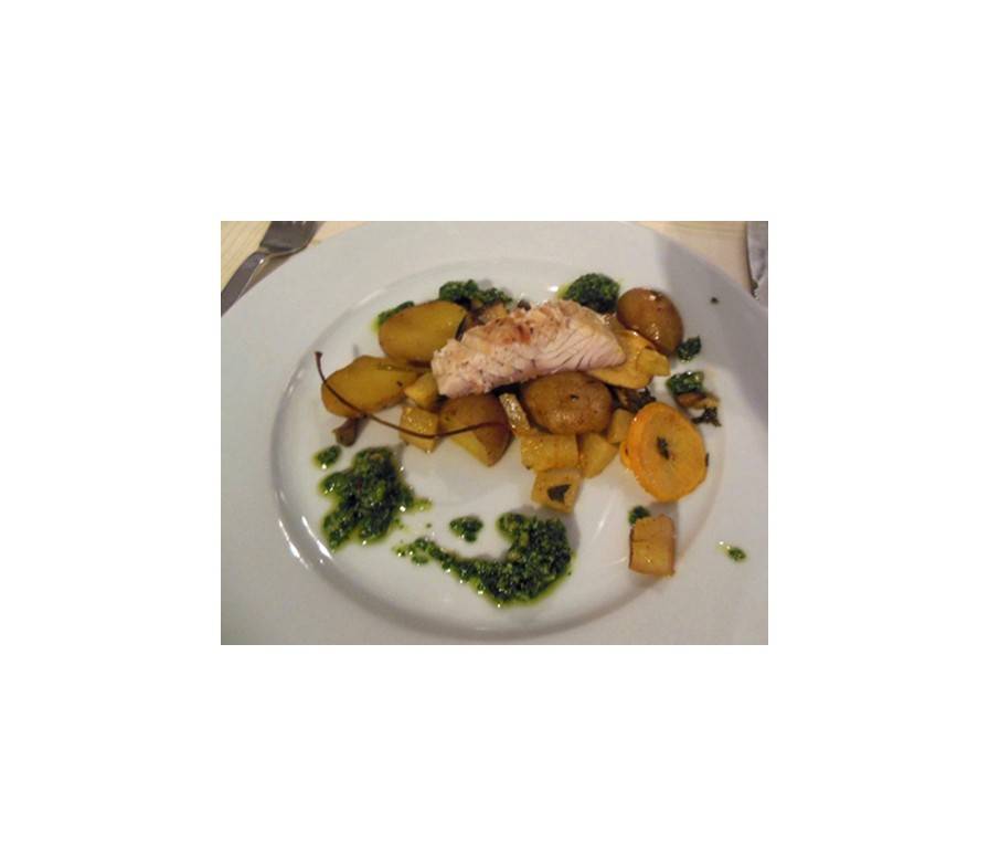 Gegrillter Stör mit Kräutersaitlingen und Gemüse vom Blech