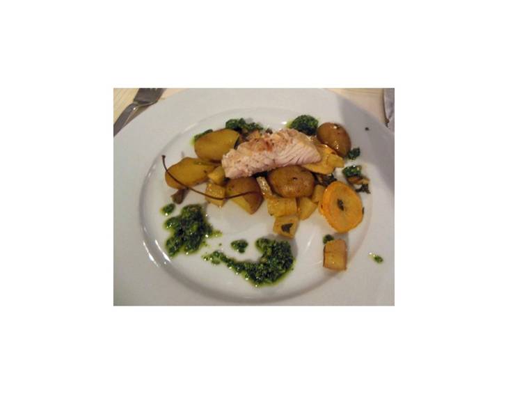 Gegrillter Stör mit Kräutersaitlingen und Gemüse vom Blech Gegrillter Stör mit Kräutersaitlingen und Gemüse vom Blech