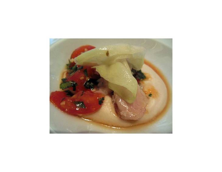 Lachsforelle mit orientalischer Tomatensalsa, weißer Bohnencreme und Kohlrabi Lachsforelle mit orientalischer Tomatensalsa, weißer Bohnencreme und Kohlrabi
