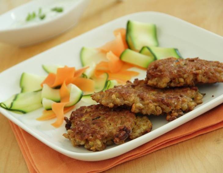 Gebratene Dinkelreislaibchen mit Gemüsestreifen Gebratene Dinkelreislaibchen mit Gemüsestreifen