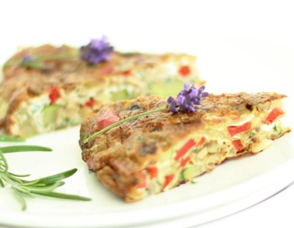 Mediterrane Gemüsetortilla mit Nüssen und Kräutern