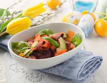 Ostersalat mit Karotten und Avocado Ostersalat mit Karotten und Avocado