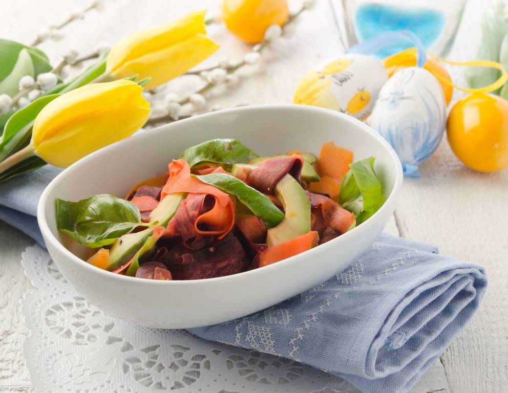 Ostersalat mit Karotten und Avocado Ostersalat mit Karotten und Avocado