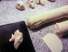 <p>Teilen Sie den Teig in 26 gleichgroße Stücke.</p> <p>Teilen Sie den Teig in 26 gleichgroße Stücke.</p>