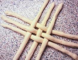 <p>Legen Sie die Teigschnüre zu einem Gitter zusammen.</p> <p>Legen Sie die Teigschnüre zu einem Gitter zusammen.</p>