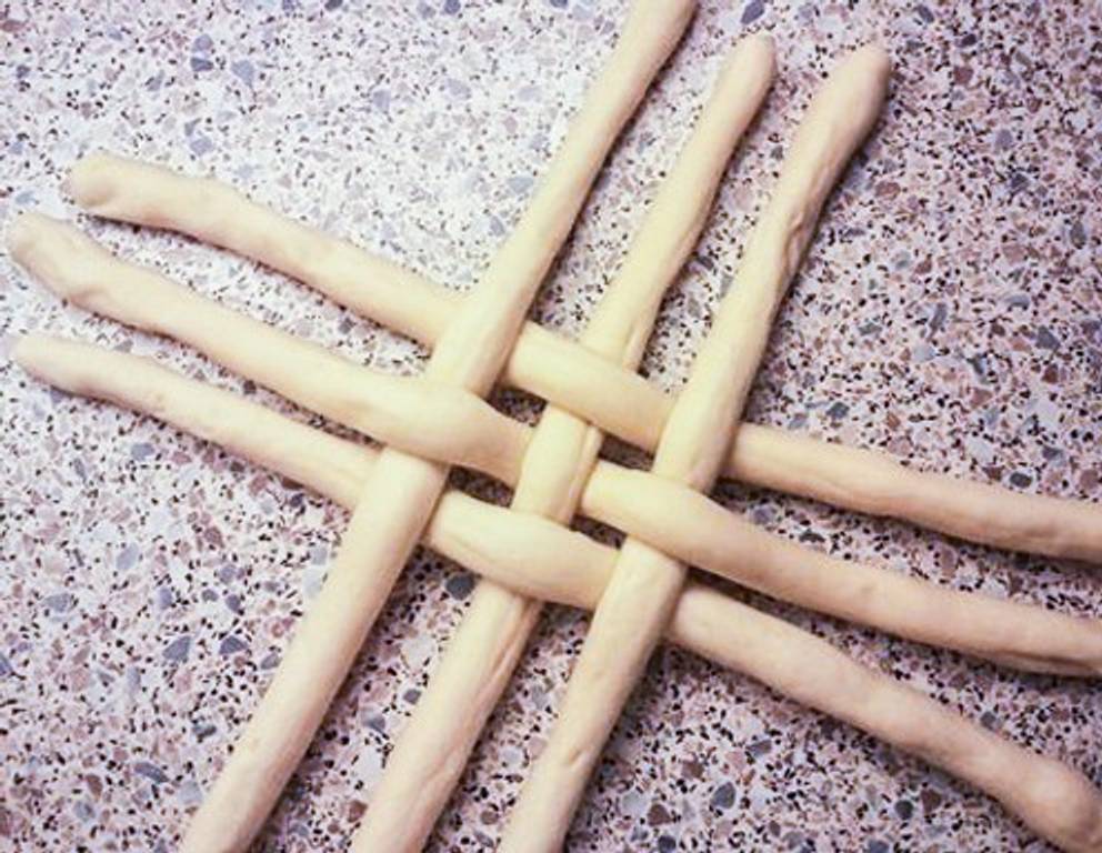 <p>Legen Sie die Teigschnüre zu einem Gitter zusammen.</p> <p>Legen Sie die Teigschnüre zu einem Gitter zusammen.</p>