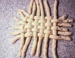 <p>Legen Sie die Teigschnüre so zu einem Gitter, dass ein Quadrat entsteht.</p> <p>Legen Sie die Teigschnüre so zu einem Gitter, dass ein Quadrat entsteht.</p>