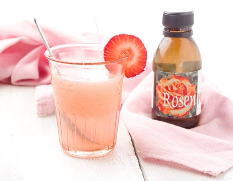 Erdbeersirup mit Rosenwasser Erdbeersirup mit Rosenwasser