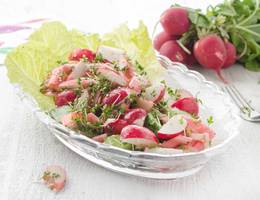 Rhabarbersalat mit Avocado und Radieschen Rhabarbersalat mit Avocado und Radieschen