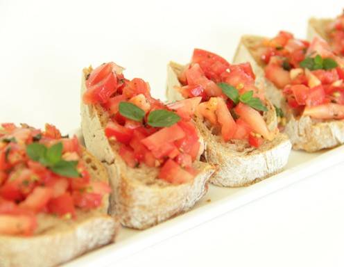 Crostini mit Minze-Chili-Tomaten