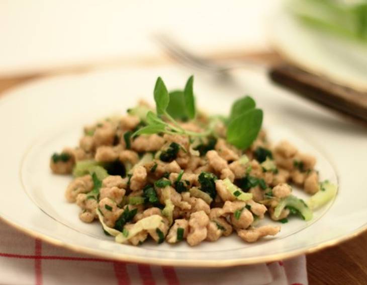 Dinkelspätzle mit Stangensellerie und frischen Kräutern Dinkelspätzle mit Stangensellerie und frischen Kräutern